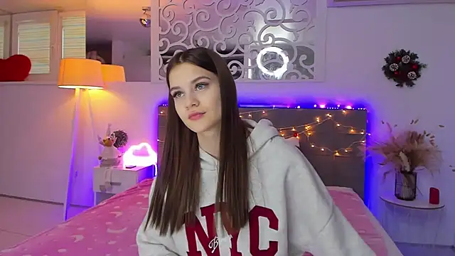 Snapshot of LuisaClover chatting on 12-14-25, 01:16 LuisaClover online show from 12-14-25, 01:16