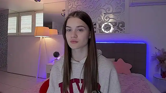 LuisaClover online show from 04-19-26, 12:26