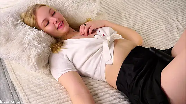 Snapshot of ElissaGlod chatting on 11-05-25, 12:27 ElissaGlod online show from 11-05-25, 12:27