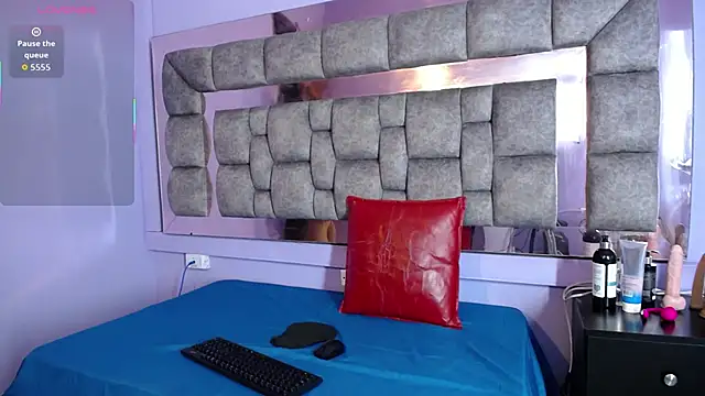 Gigi Scott  online show from 10-25-25, 03:14