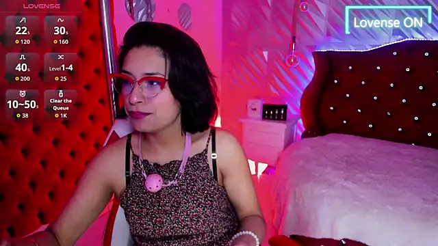 Snapshot of Roxanne_Han chatting on 05-07-26, 12:10 Roxanne Han online show from 05-07-26, 12:10