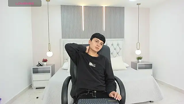 Maxii18  online show from 12-05-25, 06:37