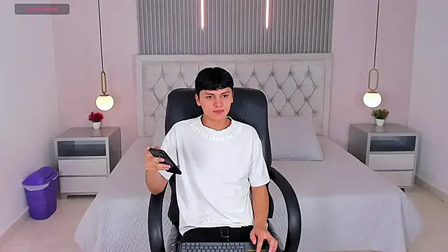 Maxii18  online show from 12-15-25, 06:45