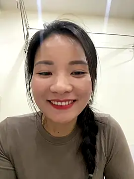 Bee Yellow00 online show from 11-12-25, 04:35