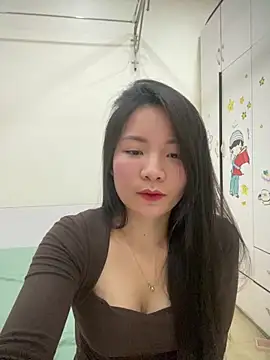 Bee Yellow00 online show from 03-17-26, 05:00