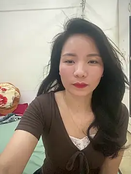 Bee Yellow00 online show from 04-14-26, 04:51