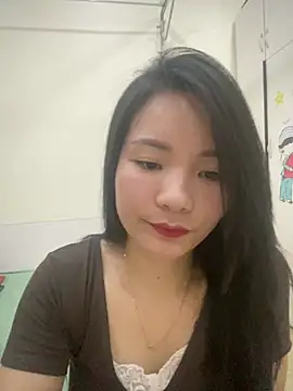 Snapshot of Bee_Yellow00 chatting on 04-28-26, 04:50 Bee Yellow00 online show from 04-28-26, 04:50