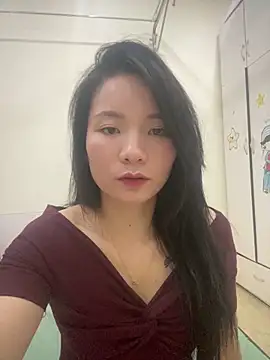 Snapshot of Bee_Yellow00 chatting on 04-29-26, 05:22 Bee Yellow00 online show from 04-29-26, 05:22