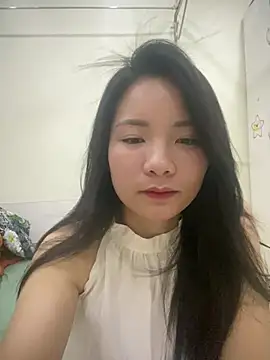 Snapshot of Bee_Yellow00 chatting on 05-04-26, 04:41 Bee Yellow00 online show from 05-04-26, 04:41