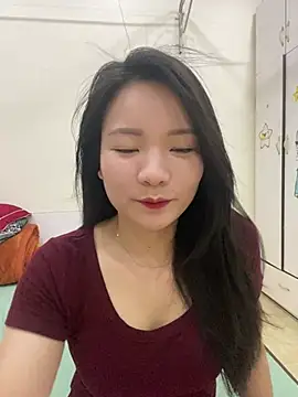Snapshot of Bee_Yellow00 chatting on 05-06-26, 04:41 Bee Yellow00 online show from 05-06-26, 04:41