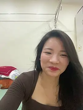 Snapshot of Bee_Yellow00 chatting on 05-07-26, 04:29 Bee Yellow00 online show from 05-07-26, 04:29