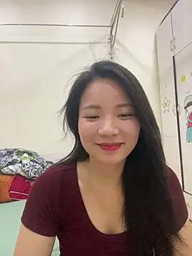 Snapshot of Bee_Yellow00 chatting on 05-08-26, 04:40 Bee Yellow00 online show from 05-08-26, 04:40
