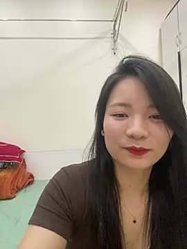 Snapshot of Bee_Yellow00 chatting on 05-09-26, 04:39 Bee Yellow00 online show from 05-09-26, 04:39