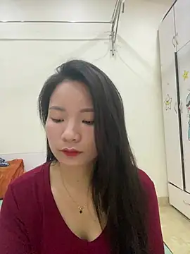 Snapshot of Bee_Yellow00 chatting on 05-12-26, 04:42 Bee Yellow00 online show from 05-12-26, 04:42