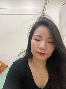 Snapshot of Bee_Yellow00 chatting on 05-16-26, 02:19 Bee Yellow00 online show from 05-16-26, 02:19