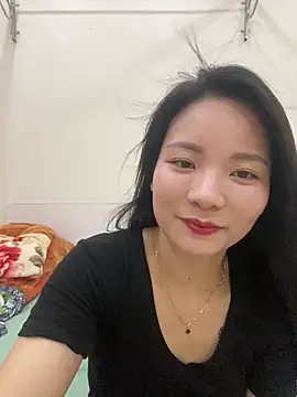 Snapshot of Bee_Yellow00 chatting on 05-18-26, 04:18 Bee Yellow00 online show from 05-18-26, 04:18