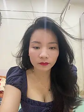 Snapshot of Bee_Yellow00 chatting on 05-19-26, 04:41 Bee Yellow00 online show from 05-19-26, 04:41