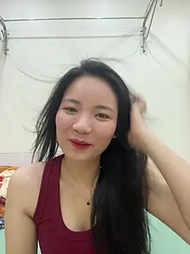 Snapshot of Bee_Yellow00 chatting on 05-20-26, 04:51 Bee Yellow00 online show from 05-20-26, 04:51