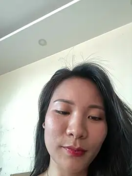 Snapshot of Bee_Yellow00 chatting on 05-23-26, 02:17 Bee Yellow00 online show from 05-23-26, 02:17