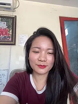 Snapshot of Bee_Yellow00 chatting on 05-26-26, 04:19 Bee Yellow00 online show from 05-26-26, 04:19