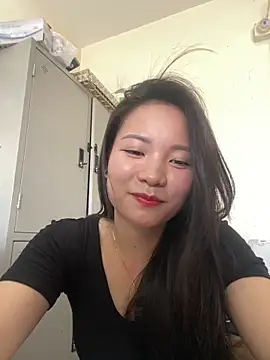 Snapshot of Bee_Yellow00 chatting on 05-28-26, 09:39 Bee Yellow00 online show from 05-28-26, 09:39