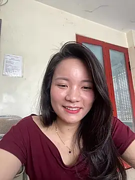 Snapshot of Bee_Yellow00 chatting on 05-29-26, 02:42 Bee Yellow00 online show from 05-29-26, 02:42