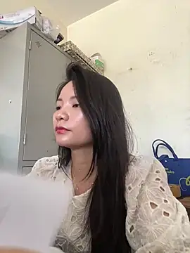 Snapshot of Bee_Yellow00 chatting on 05-30-26, 02:52 Bee Yellow00 online show from 05-30-26, 02:52