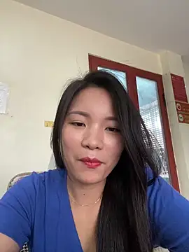 Snapshot of Bee_Yellow00 chatting on 06-04-26, 04:40 Bee Yellow00 online show from 06-04-26, 04:40