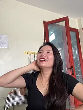 Snapshot of Bee_Yellow00 chatting on 06-05-26, 01:45 Bee Yellow00 online show from 06-05-26, 01:45