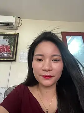 Snapshot of Bee_Yellow00 chatting on 06-08-26, 04:46 Bee Yellow00 online show from 06-08-26, 04:46