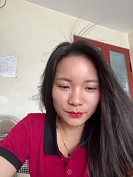 Snapshot of Bee_Yellow00 chatting on 06-12-26, 02:32 Bee Yellow00 online show from 06-12-26, 02:32