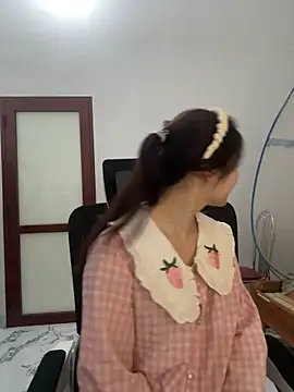 Snapshot of Pig_pig11 chatting on 12-15-25, 01:43 Pig pig11 online show from 12-15-25, 01:43