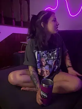 Snapshot of Hannahinfame chatting on 11-11-25, 05:29 Hannahinfame online show from 11-11-25, 05:29