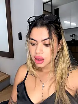 Snapshot of Alanna-foxx chatting on 10-30-25, 01:18 Alanna-foxx online show from 10-30-25, 01:18