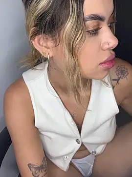 Snapshot of Alanna-foxx chatting on 11-05-25, 03:17 Alanna-foxx online show from 11-05-25, 03:17