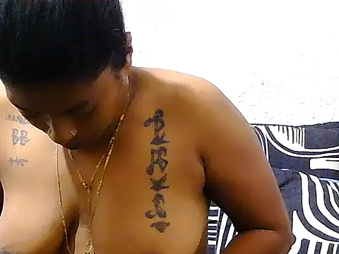 Snapshot of DOVE85 chatting on 11-22-25, 12:26 DOVE85 online show from 11-22-25, 12:26