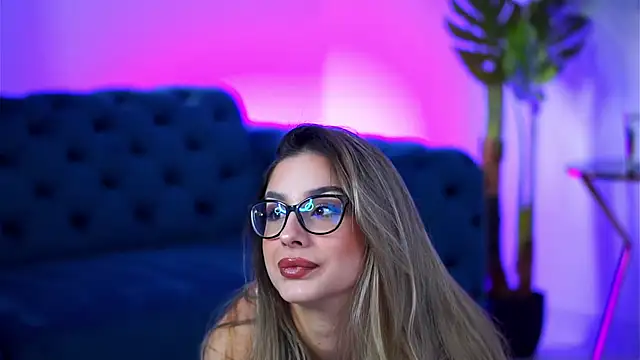 MaddieBryggs online show from 11-15-25, 10:01