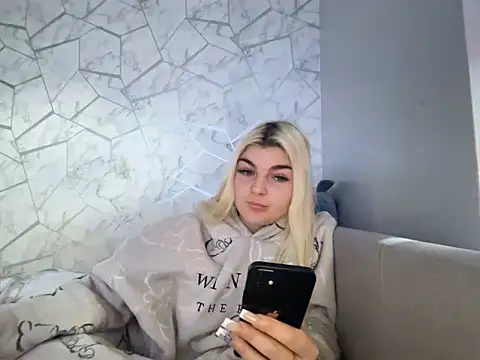 Snapshot of rosie-hipstergal chatting on 11-04-25, 01:32 rosie-hipstergal online show from 11-04-25, 01:32