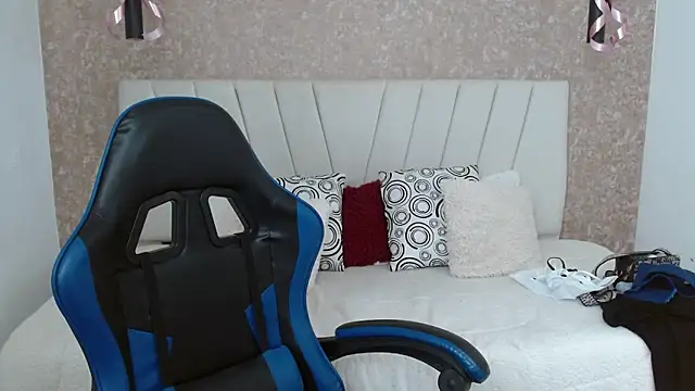 Snapshot of AliceSmity_ chatting on 12-21-25, 05:53 AliceSmity online show from 12-21-25, 05:53