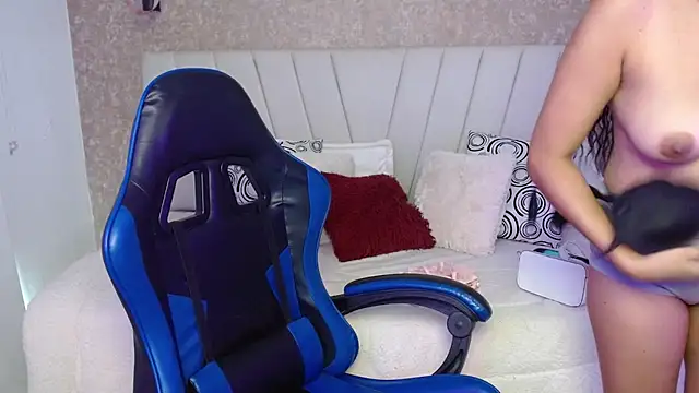 Snapshot of AliceSmity_ chatting on 01-19-26, 12:09 AliceSmity online show from 01-19-26, 12:09