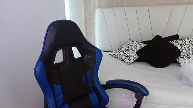 Snapshot of AliceSmity_ chatting on 02-07-26, 12:20 AliceSmity online show from 02-07-26, 12:20