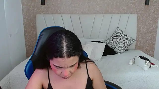 Snapshot of AliceSmity_ chatting on 02-15-26, 06:04 AliceSmity online show from 02-15-26, 06:04