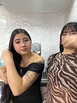 Snapshot of nicky_and_isabella chatting on 11-26-25, 08:32 nicky and isabella online show from 11-26-25, 08:32