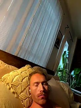 Snapshot of looker94 chatting on 10-25-25, 08:58 looker94 online show from 10-25-25, 08:58