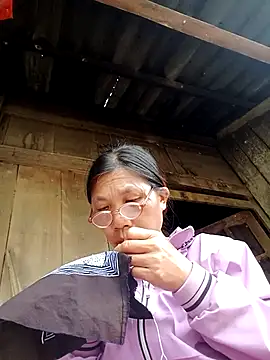 Snapshot of bella-la chatting on 10-29-25, 05:42 bella-la online show from 10-29-25, 05:42