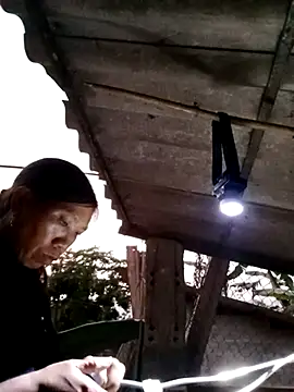 bella-la online show from 12-20-25, 10:44