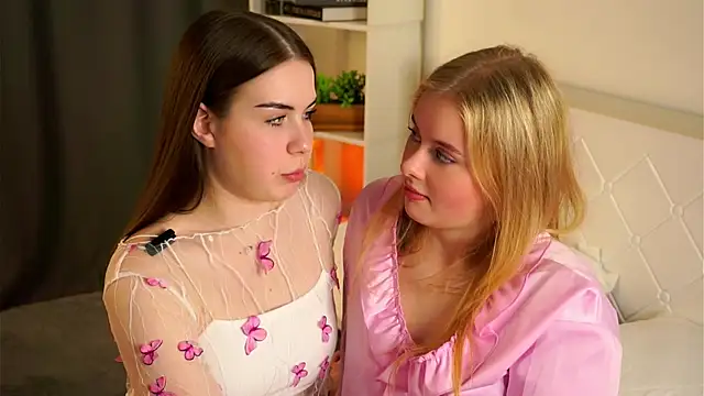 Snapshot of LoreeScialdone chatting on 10-27-25, 05:28 LoreeScialdone online show from 10-27-25, 05:28