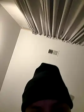 Snapshot of Cubanno chatting on 10-28-25, 07:01 Cubanno online show from 10-28-25, 07:01