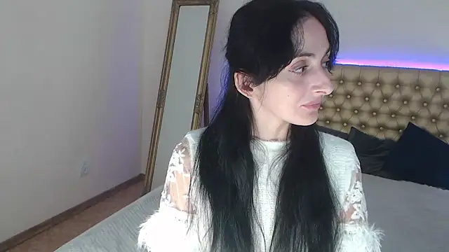 Snapshot of HayleyMills chatting on 10-28-25, 11:25 HayleyMills online show from 10-28-25, 11:25