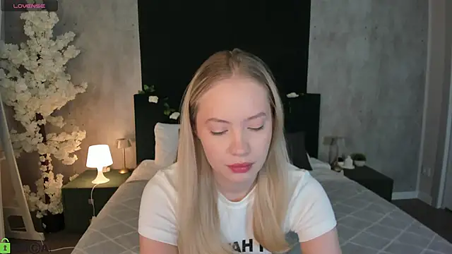 Melanie Ryer online show from 12-15-25, 12:37